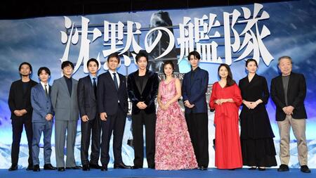 　それぞれ作品への想いを語った（左から）吉野耕平監督、松岡広大、前原滉、中村蒼、江口洋介、大沢たかお、上戸彩、渡邉圭祐、風吹ジュン、夏川結衣、かわぐちかいじ氏（撮影・佐藤厚）