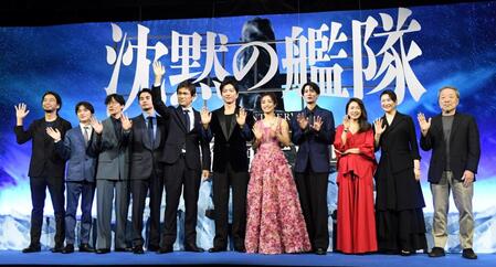 　それぞれ作品への想いを語った（左から）吉野耕平監督、松岡広大、前原滉、中村蒼、江口洋介、大沢たかお、上戸彩、渡邉圭祐、風吹ジュン、夏川結衣、かわぐちかいじ氏（撮影・佐藤厚）