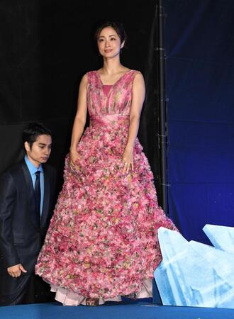 　会場に入る上戸彩（撮影・佐藤厚）