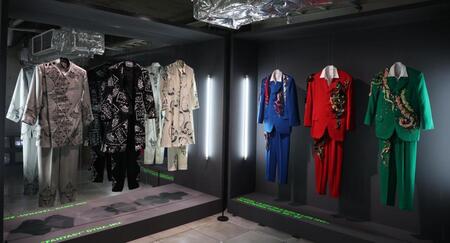 　展示された衣装（撮影・金田祐二）