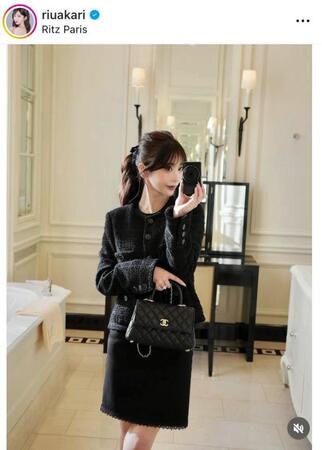 　シャネルのジャケットにシャネルのバッグ。Ｒちゃんのインスタグラム＠ｒｉｕａｋａｒｉより