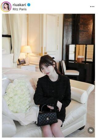 　ジャケットもバッグもシャネル。Ｒちゃんのインスタグラム＠ｒｉｕａｋａｒｉより