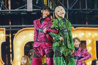 　腕を組む櫻坂４６の山﨑天（左）と藤吉夏鈴　ⒸＳｅｅｄ＆Ｆｌｏｗｅｒ　ＬＬＣ