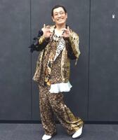 　ＰＰＡＰのポーズを披露するピコ太郎