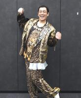 　フォトセッション中もＰＰＡＰのステップを披露するピコ太郎