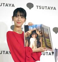 　お気に入りカットを見せる浜辺美波