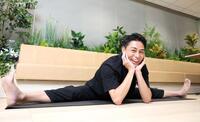 　得意なヨガを披露する木村拓也アナウンサー