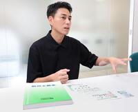 　アナウンス室に置いてある防災士教本の前で防災について語る木村拓也アナウンサー（撮影・吉澤敬太）