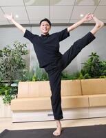 　得意なヨガを披露する木村拓也アナウンサー（撮影・吉澤敬太）