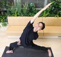 　得意なヨガを披露する木村拓也アナウンサー（撮影・吉澤敬太）
