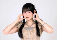 　ポーズを決めるＳＫＥ４８・井上瑠夏（撮影・石井剣太郎）