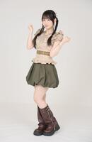 　ポーズを決めるＳＫＥ４８・井上瑠夏（撮影・石井剣太郎）