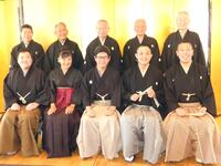 　真打昇進襲名会見に出席した（上段左から）柳家さん喬、林家正蔵、吉原朝馬、入船亭扇遊、金原亭馬生、（下段左から）柳家やなぎ、林家なな子、吉原馬雀、入船亭扇白、金原亭馬好