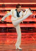 昨年の紅白歌合戦で熱演する新浜レオン＝ＮＨＫホール