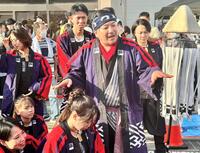 　本番前に気合を入れる今村翔吾氏（中央）