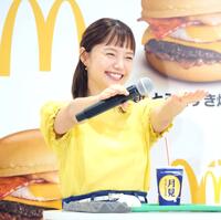 　ジョイマンの新ギャグ「おいしい、キョンシー」を満面の笑みで披露する宮﨑あおい