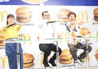 　宮﨑あおい（左）とともに新ギャグ「おいしい、キョンシー」を披露するジョイマンの高木晋哉（中央）、池谷和志