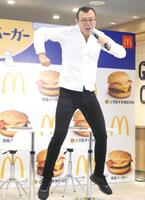 　ネタのおかげで年々進化する跳躍力をアピールするジョイマンの高木晋哉