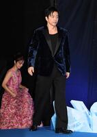 　会場に入る大沢たかお（撮影・佐藤厚）