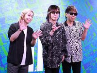 　３ショットでご機嫌のＴＭ　ＮＥＴＷＯＲＫ（左から）小室哲哉、宇都宮隆、木根尚登（撮影・金田祐二）