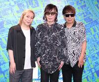 　ポーズをきめるＴＭ　ＮＥＴＷＯＲＫ（左から）小室哲哉、宇都宮隆、木根尚登（撮影・金田祐二）