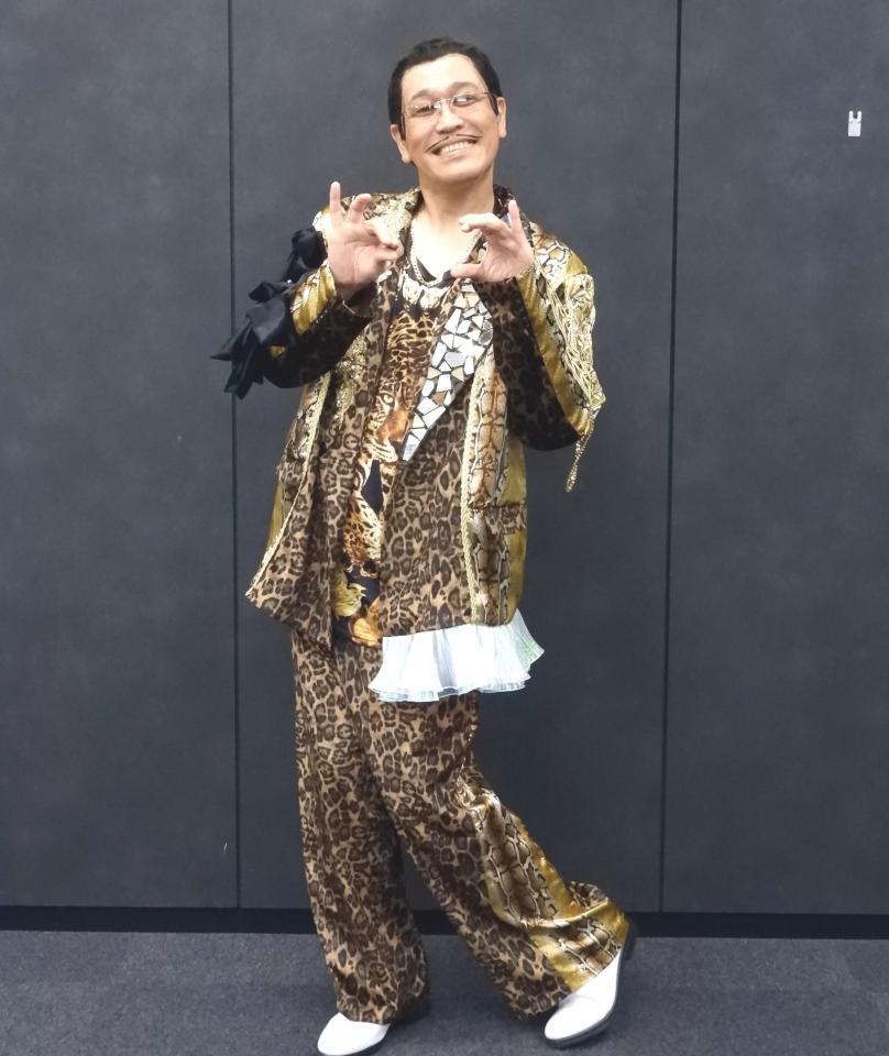 　ＰＰＡＰのポーズを披露するピコ太郎