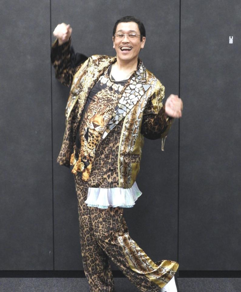 　フォトセッション中もＰＰＡＰのステップを披露するピコ太郎