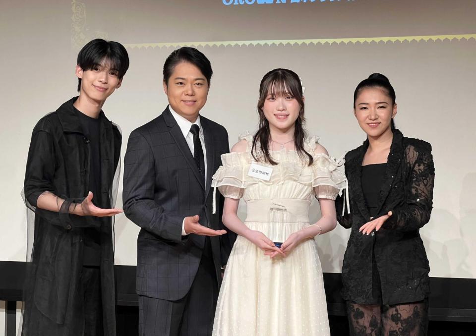 　笑顔を見せる（左から）原田波人、三山ひろし、グランプリに輝いた生田瑚桃さん、田中あいみ