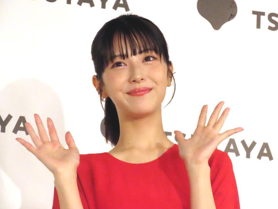 　写真集「２５」を発売した浜辺美波