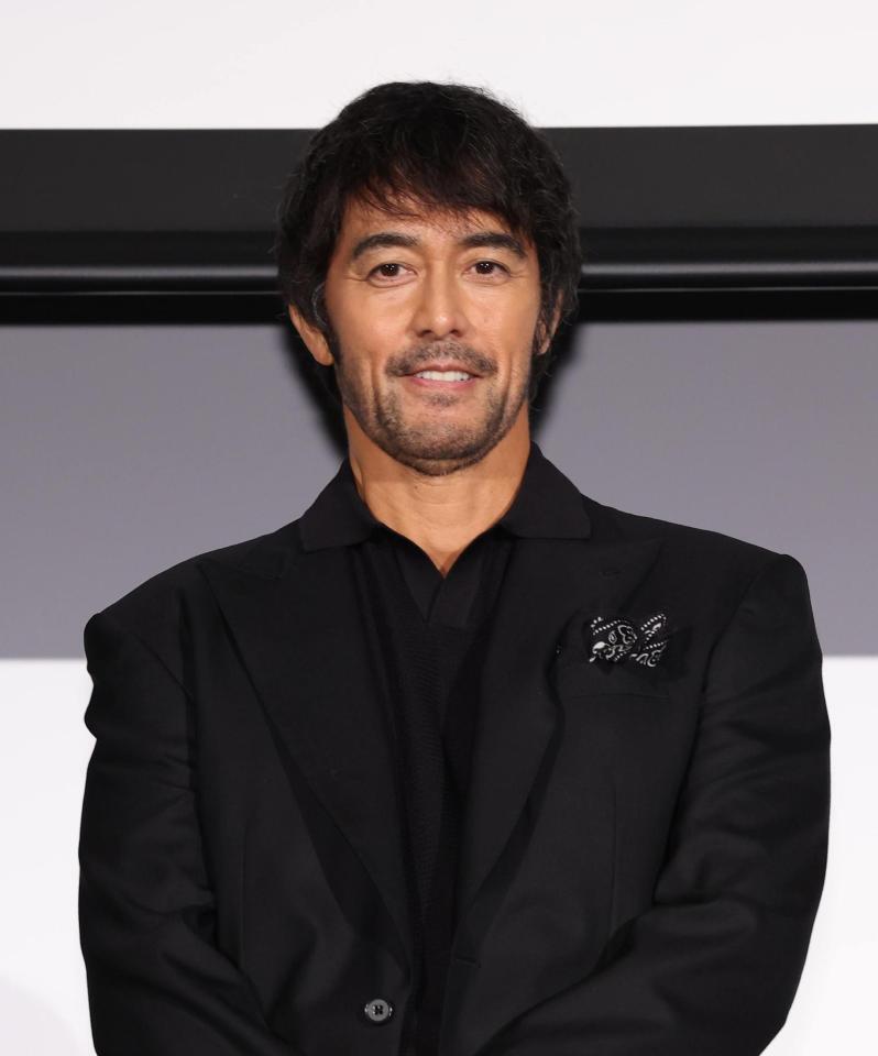 　舞台あいさつに登場した阿部寛（撮影・佐々木彰尚）