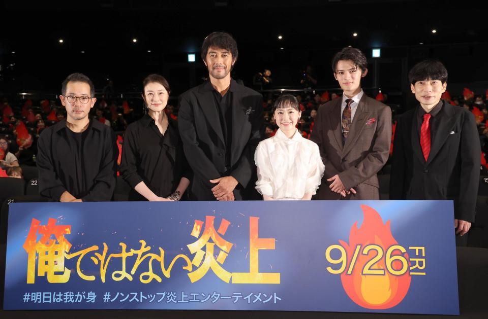 　舞台あいさつに登場した（左から）山田篤宏監督、夏川結衣、阿部寛、芦田愛菜、藤原大祐、板倉俊之（撮影・佐々木彰尚）