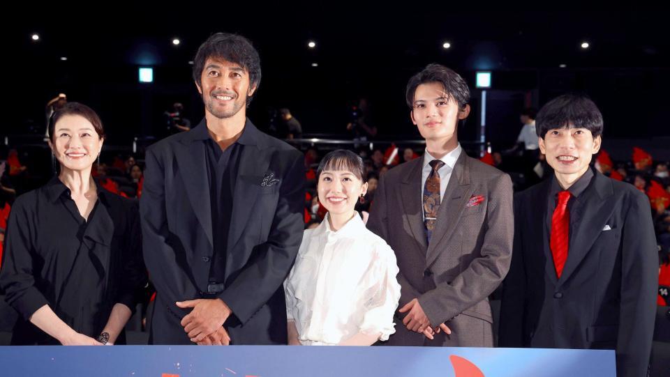 　完成披露試写会に登場した（左から）夏川結衣、阿部寛、芦田愛菜、藤原大祐、板倉俊之（撮影・佐々木彰尚）