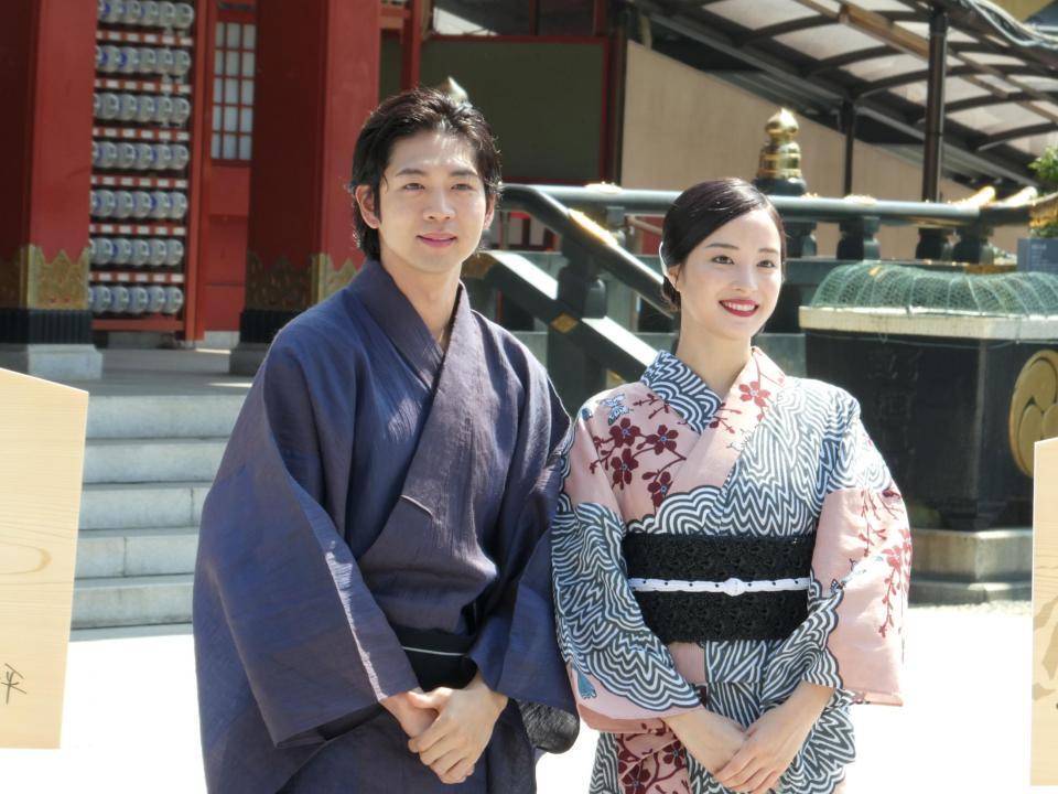 　写真撮影に応じる（左から）松下洸平、広瀬すず