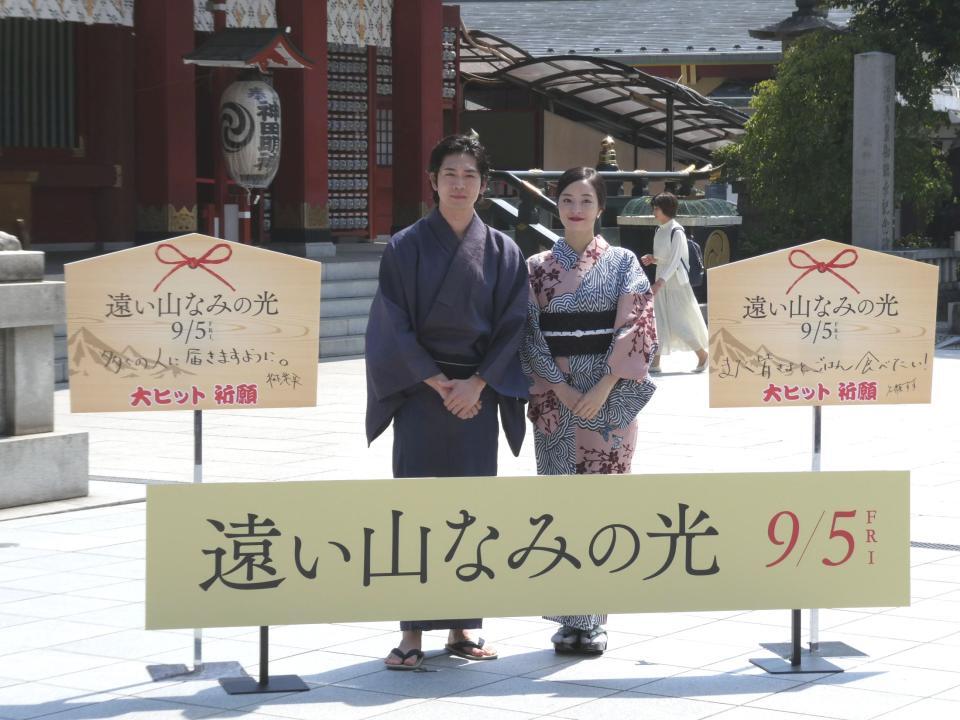 　写真撮影に応じる（左から）松下洸平、広瀬すず