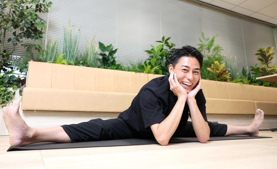 　得意なヨガを披露する木村拓也アナウンサー