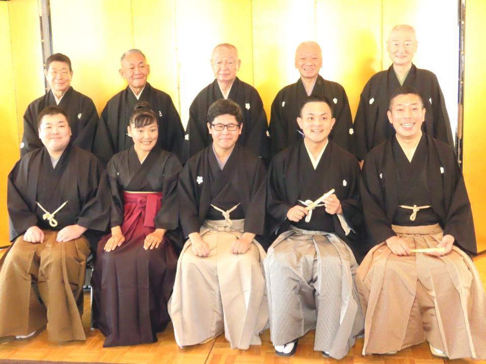 　真打昇進襲名会見に出席した（上段左から）柳家さん喬、林家正蔵、吉原朝馬、入船亭扇遊、金原亭馬生、（下段左から）柳家やなぎ、林家なな子、吉原馬雀、入船亭扇白、金原亭馬好