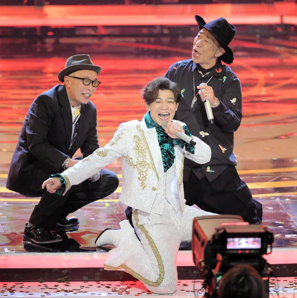 　昨年の紅白歌合戦で熱演する新浜レオン＝ＮＨＫホール