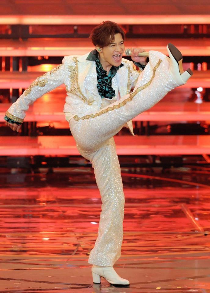 昨年の紅白歌合戦で熱演する新浜レオン＝ＮＨＫホール