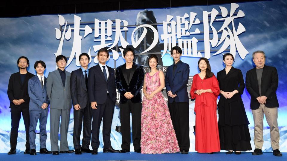 　それぞれ作品への想いを語った（左から）吉野耕平監督、松岡広大、前原滉、中村蒼、江口洋介、大沢たかお、上戸彩、渡邉圭祐、風吹ジュン、夏川結衣、かわぐちかいじ氏（撮影・佐藤厚）