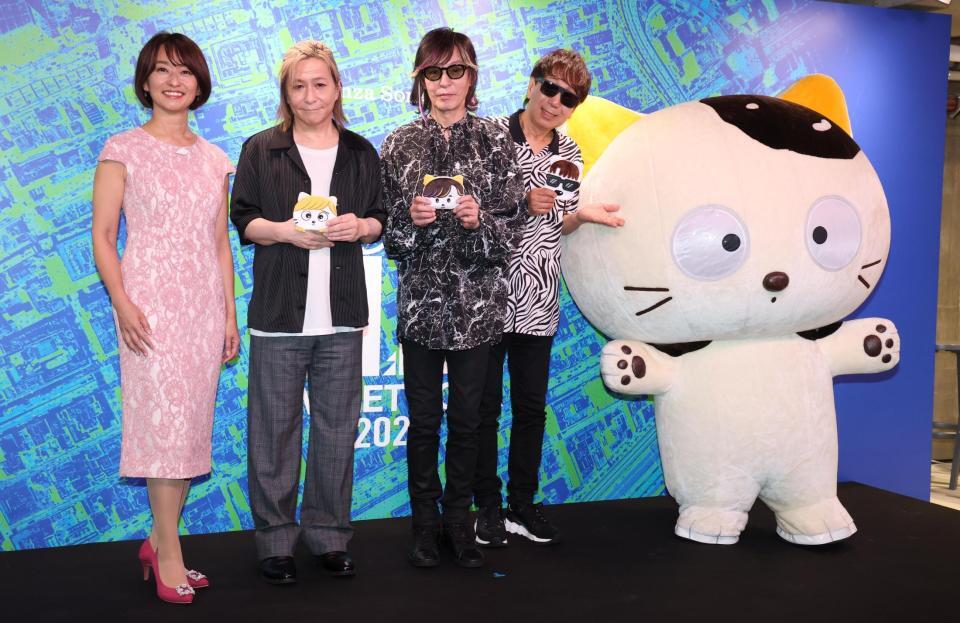 　笑顔の住吉美紀アナとＴＭ　ＮＥＴＷＯＲＫ（左から）小室哲哉、宇都宮隆、木根尚登、タマちゃん（撮影・金田祐二）