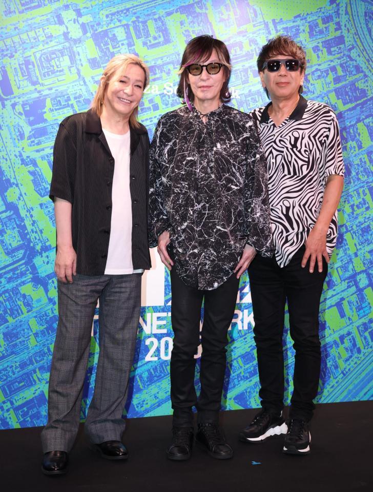 　ポーズをきめるＴＭ　ＮＥＴＷＯＲＫ（左から）小室哲哉、宇都宮隆、木根尚登（撮影・金田祐二）