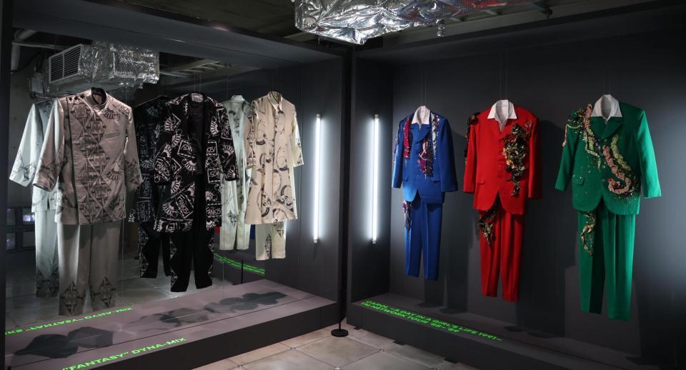 　展示された衣装（撮影・金田祐二）