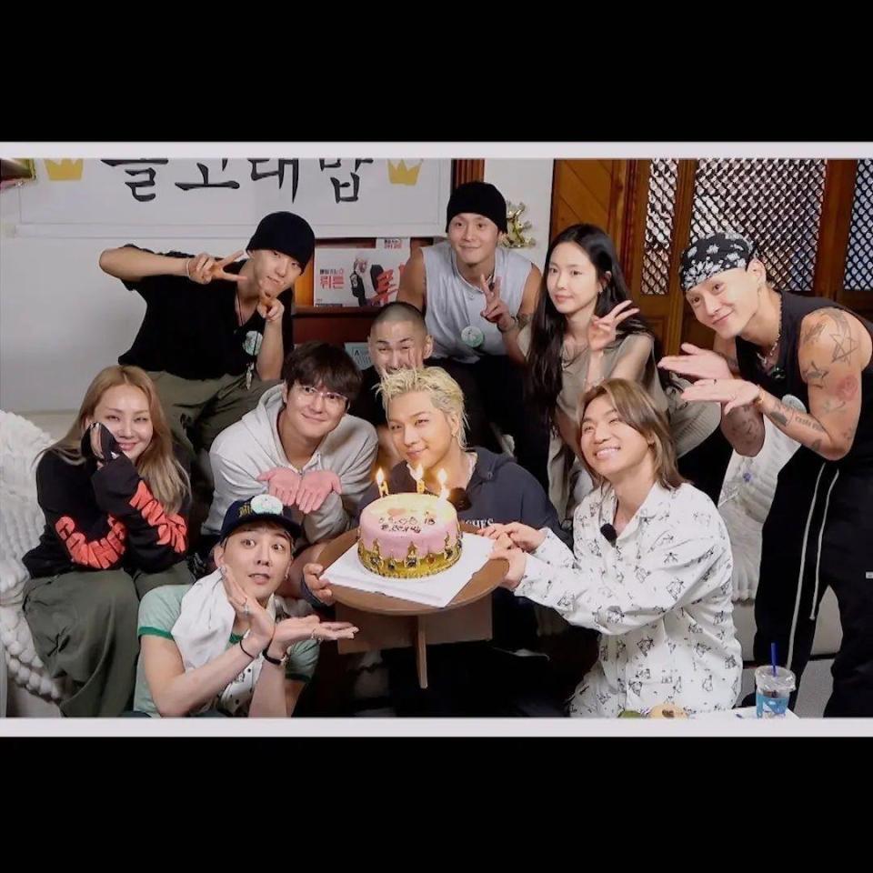 　「家Ｄ－ＬＩＴＥ」の公式インスタグラム＠ｚｉｐ＿＿＿＿ｄｓより　ＢＩＧＢＡＮＧ・デビュー１９周年のお祝いに駆け付けた友人と記念撮影