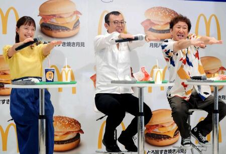 　宮﨑あおい（左）とともに新ギャグを披露するジョイマンの高木晋哉（中央）と池谷和志