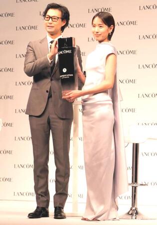 　イベントに出席した戸田恵梨香（右）