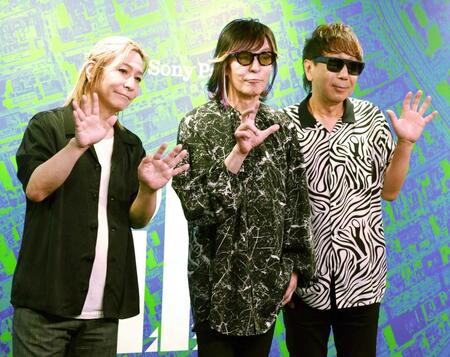 　手を振るＴＭ　ＮＥＴＷＯＲＫの（左から）小室哲哉、宇都宮隆、木根尚登（撮影・金田祐二）