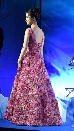 　ステージを後にする上戸彩（撮影・佐藤厚）