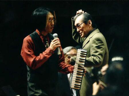 　ステージで親子共演した宮川泰さん（右）と宮川彬良氏（宮川彬良氏提供）