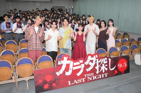 　映画「カラダ探し　ＴＨＥ　ＬＡＳＴ　ＮＩＧＨＴ」学校プレミアにサプライズ登場した（左から）吉田剛明、鈴木福、櫻井海音、橋本環奈、眞栄田郷敦、安斉星来、本田真凜（撮影・伊藤笙子）