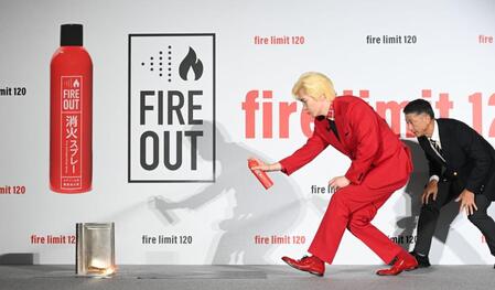 　消化剤を吹きかけるカズレーザー（撮影・園田高夫）